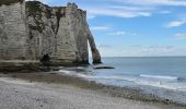 Excursión Senderismo Étretat - Les falaises d'Etretat - Photo 3