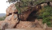 Tocht Stappen Saint-Raphaël - L' ESTEREL - DU COL DE L'EVEQUE AU PIC DU CAP ROUX ET GROTTE SAINT HONORAT - Photo 2