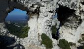 Randonnée Marche Saint-Rémy-de-Provence - le rocher des deux trous - Photo 9