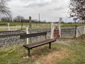 Point of interest Parigny - Banc pour enfants et personnes âgées. - Photo 1