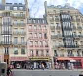 Point of interest Paris - un des rares immeubles roses de Paris - Photo 1