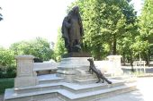 Point of interest Paris - Statue de La Fontaine le corbeau et le renard - Photo 1