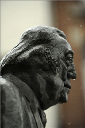 Point d'intérêt Rochefort - Statue de Raymond Devos - Photo 1