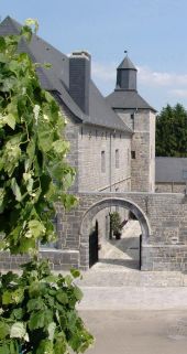 Punto di interesse Momignies -  Château-Ferme de Macon (Macon Castle-Farm) - Photo 1
