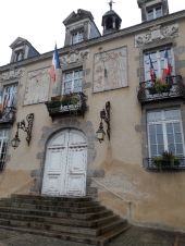 POI Mayenne - Cadran solaire sur la façade de la mairie - Photo 1