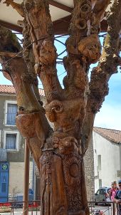 Point of interest Le Caylar - arbre sculpté  - Photo 1