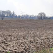 Point of interest Villers-la-Ville - Vue sur le clocher de l'église de Marbais et les éoliennes - Photo 1