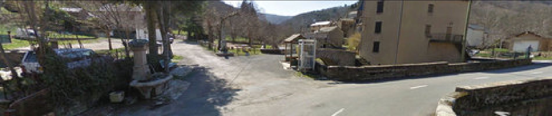 Punto de interés Fraissinet-de-Fourques - Fontaine de Fraissinet de Fourques - Photo