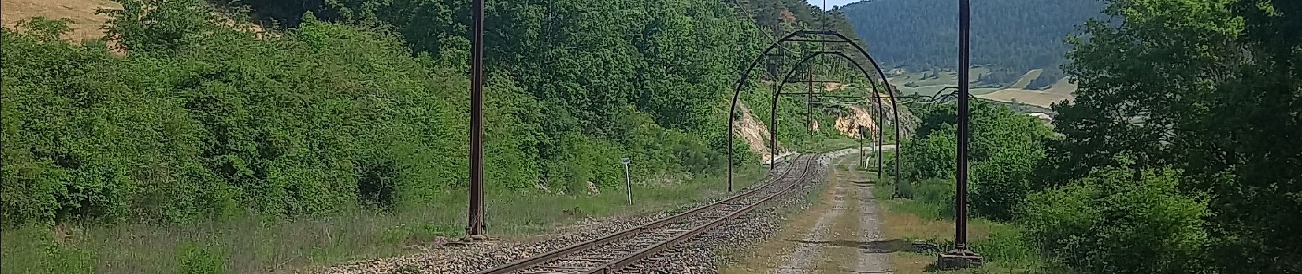 POI Rivière-sur-Tarn - carrefour aller à droite et traverser ligne chemin - Photo