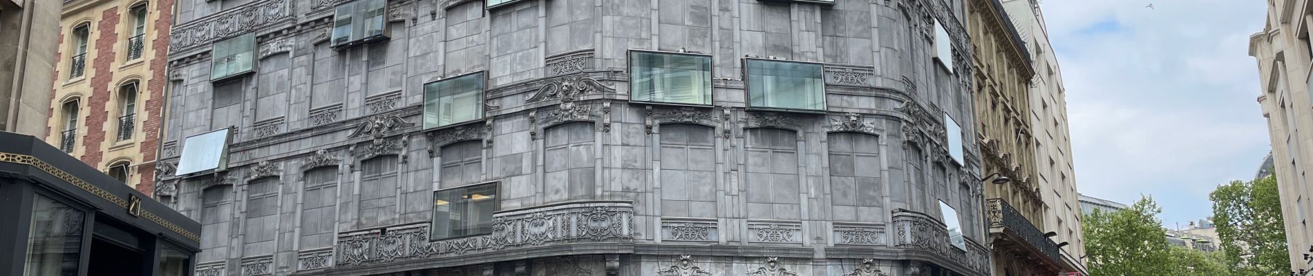 Point d'intérêt Paris - Immeuble façade noire - Photo