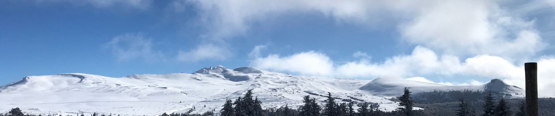 Tour Wandern La Tour-d'Auvergne - La stèle - Chastraix raquetttes - Photo