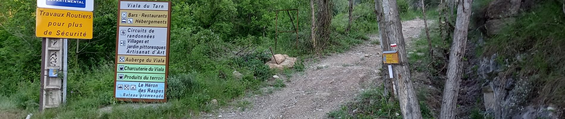 Punto de interés Saint-Rome-de-Tarn - début du sentier balisé GR montant à droite  - Photo