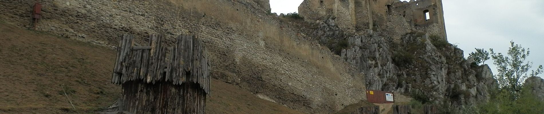 Excursión A pie okres Nové Mesto nad Váhom - Náučný chodník Sychrov - Photo