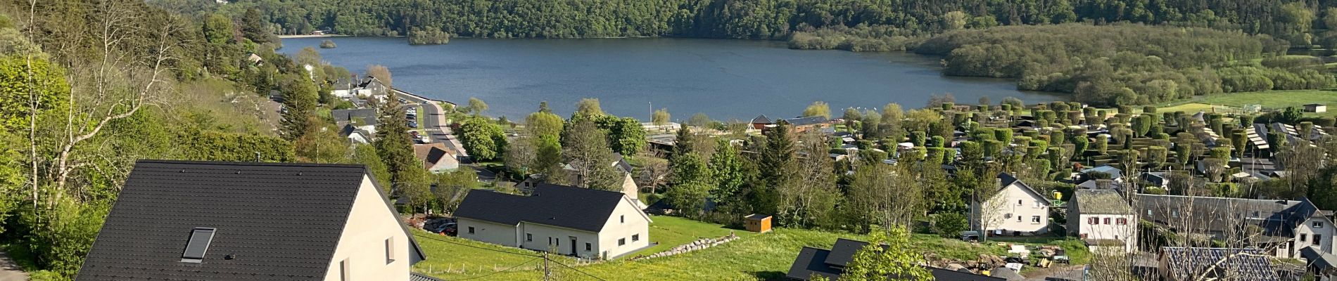 Tour Wandern Chambon-sur-Lac - Tour du Lac de Chambon - Ruines de Varennes - Photo