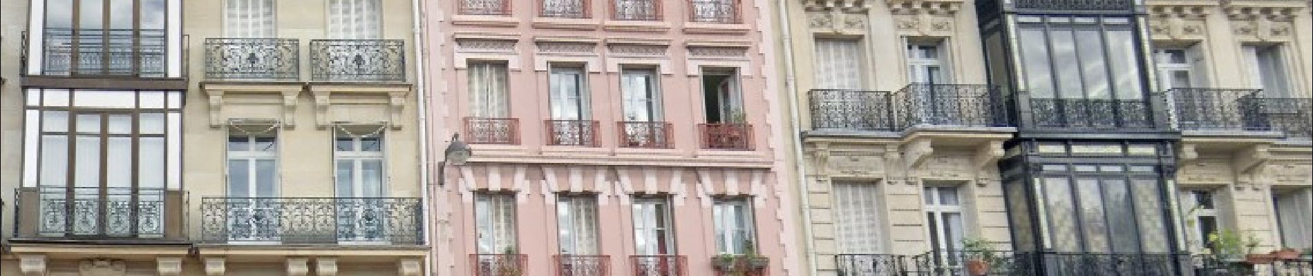 POI Paris - un des rares immeubles roses de Paris - Photo