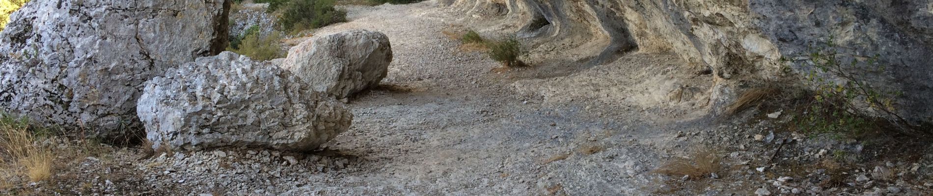 Trail Walking Robion - Robion les taillades rochers de baude  - Photo