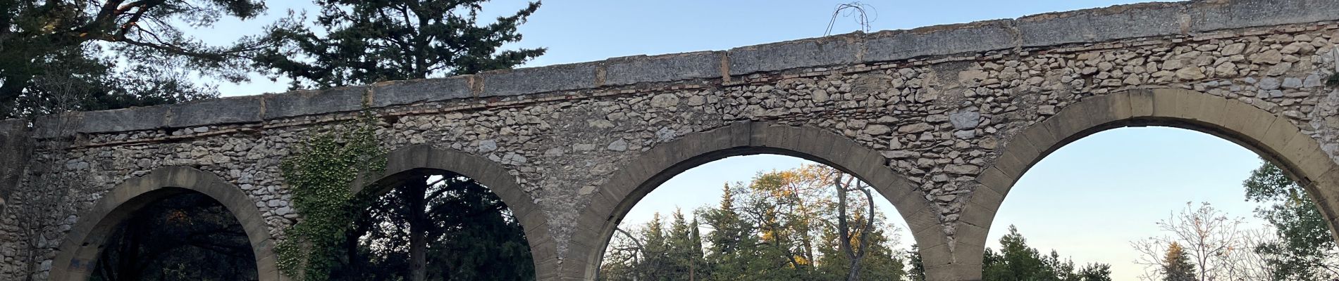 Tour  Eyguières - Eyguieres les opies - Photo