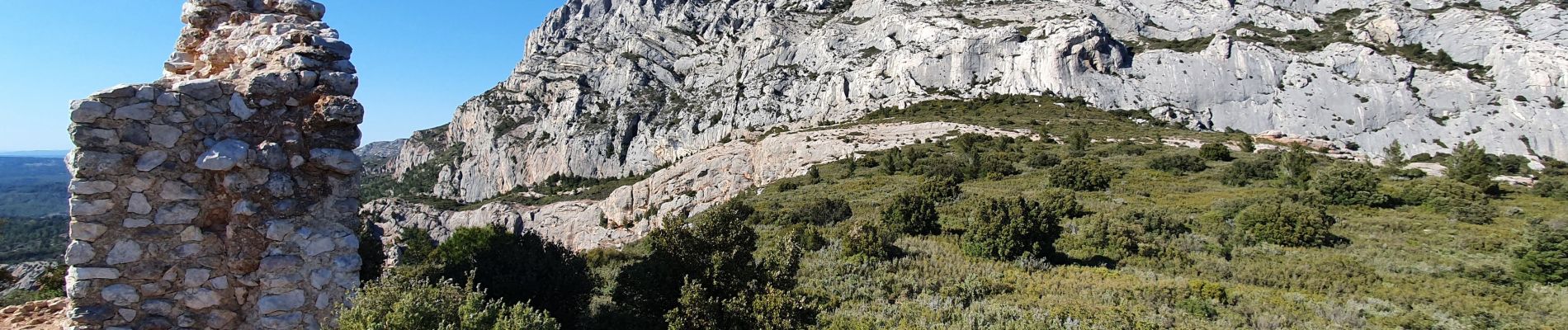 Trail Walking Saint-Antonin-sur-Bayon - le refuge Cézanne au départ de la maison de Provence - Photo