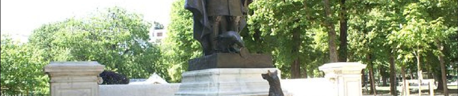 Point of interest Paris - Statue de La Fontaine le corbeau et le renard - Photo