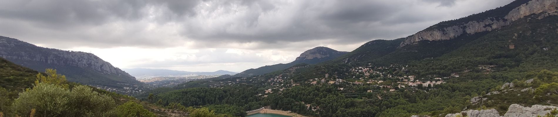 Trail Walking Le Revest-les-Eaux - Boucle: La ripelle - Source de la ripelle - Le Chateau de Tourris - Les grottes de sable - La carrière aux fourmis - Les puits renovés de M. Lambicchi - Les ruines des Olivières - La ferme de la Touravelle - à Le Revest-les-Eaux - Photo