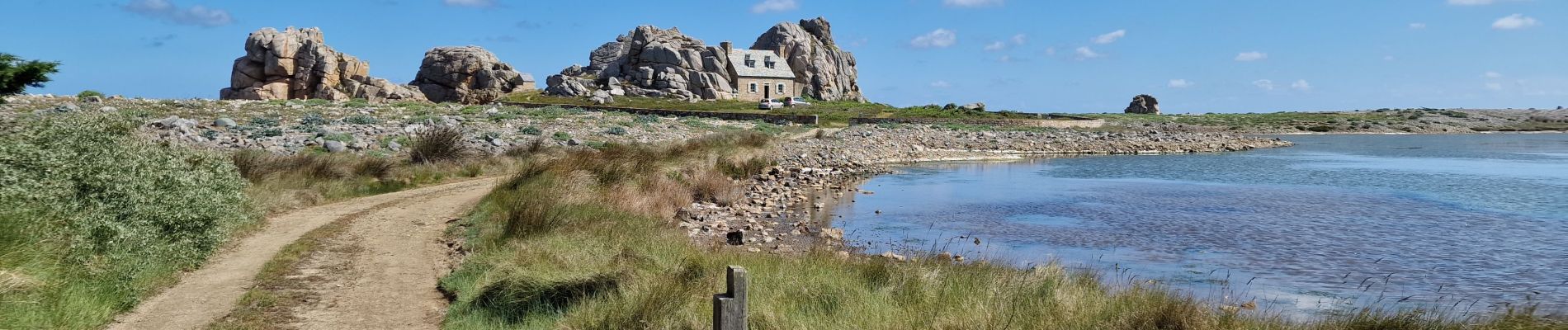 Randonnée Marche Plougrescant - Plougescrant et la maison entre les rochers - Photo