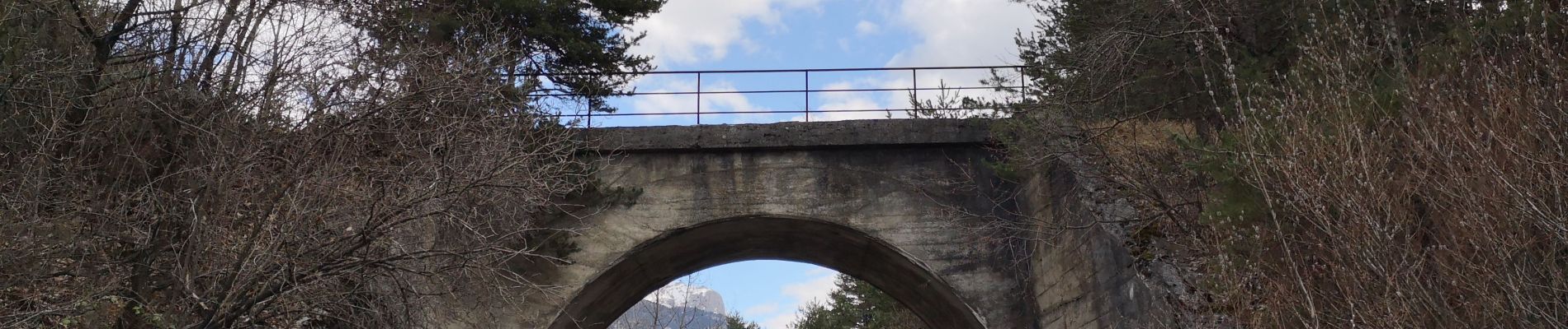 Tour Wandern Le Lauzet-Ubaye - Petit circuit de Roche Rousse Tunnels et passerelle.  - Photo