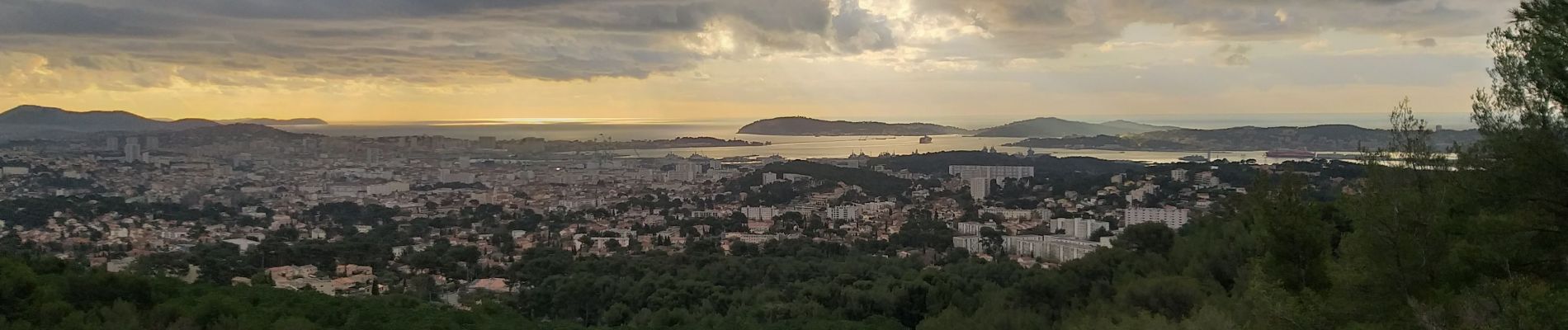 Tocht Stappen Ollioules - cap gros par les 2 ballons +grotte croupatier - Photo