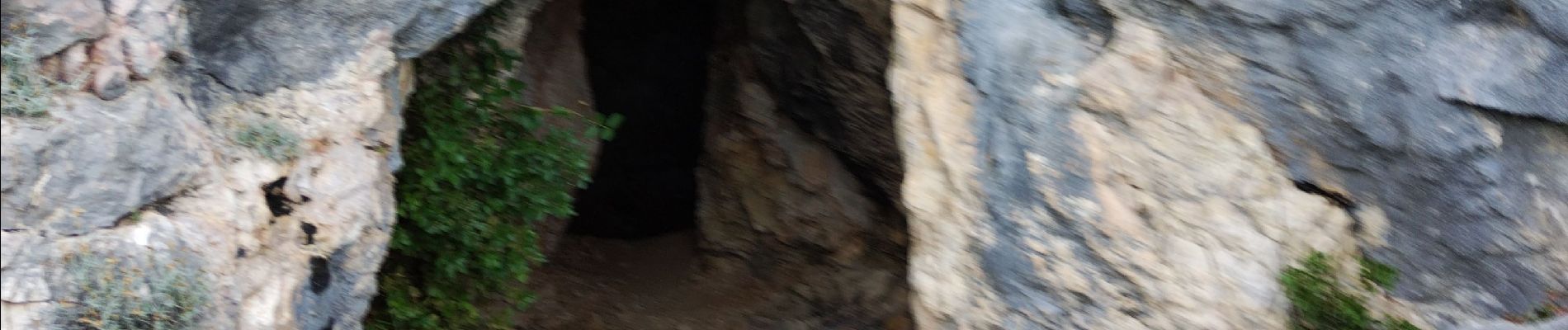 Excursión Senderismo Le Revest-les-Eaux - Grottes de la Ripelle Mt Combe - Photo