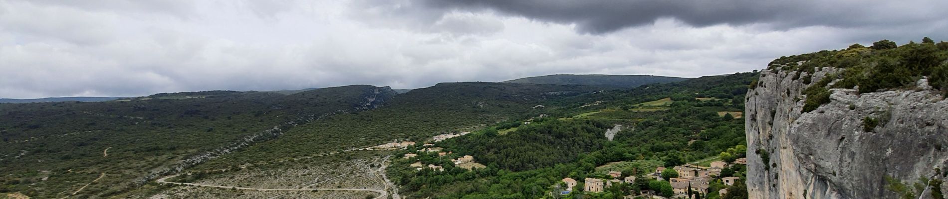 Tour Wandern Lioux - les falaises de la madeleine par Lioux - Photo