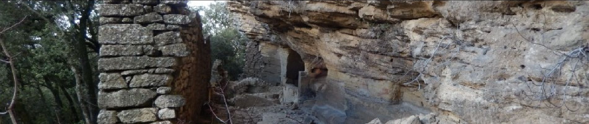 Tour Wandern Remoulins - Une léproserie sous les falaises de Castillon du Gard - Remoulins - Photo