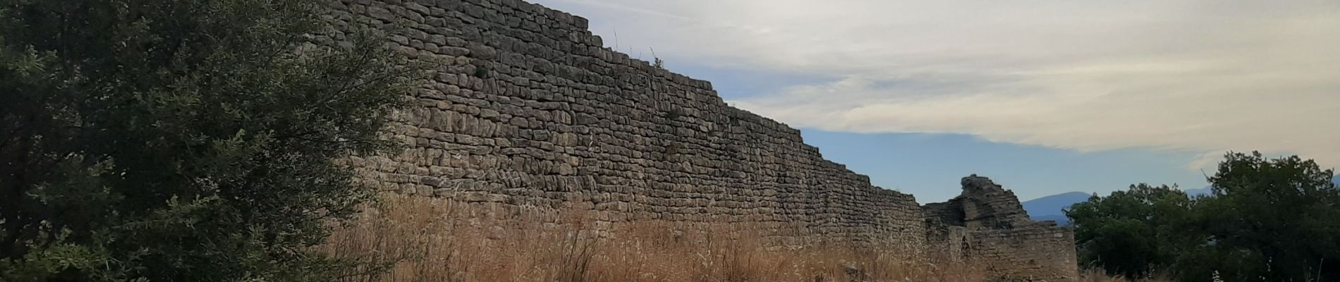 Randonnée Marche Ganagobie - GANAGOBIE  . Tour par le bas . Visite Ganagobie  o  m s  - Photo