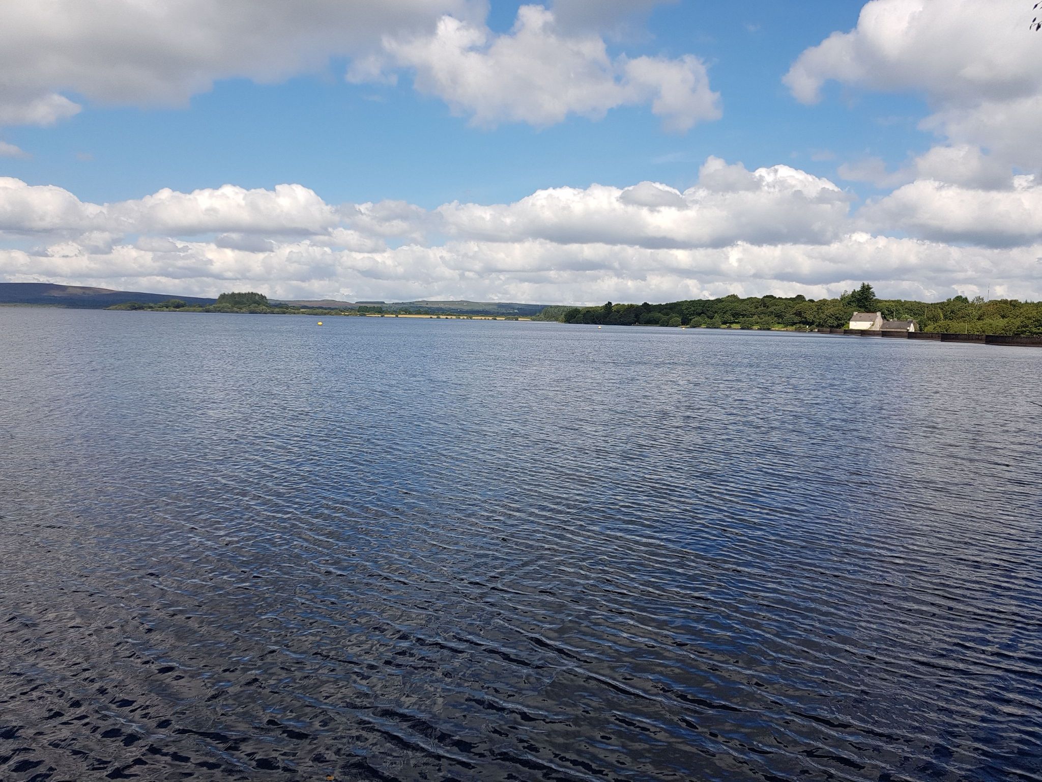 faire le tour du lac de brennilis