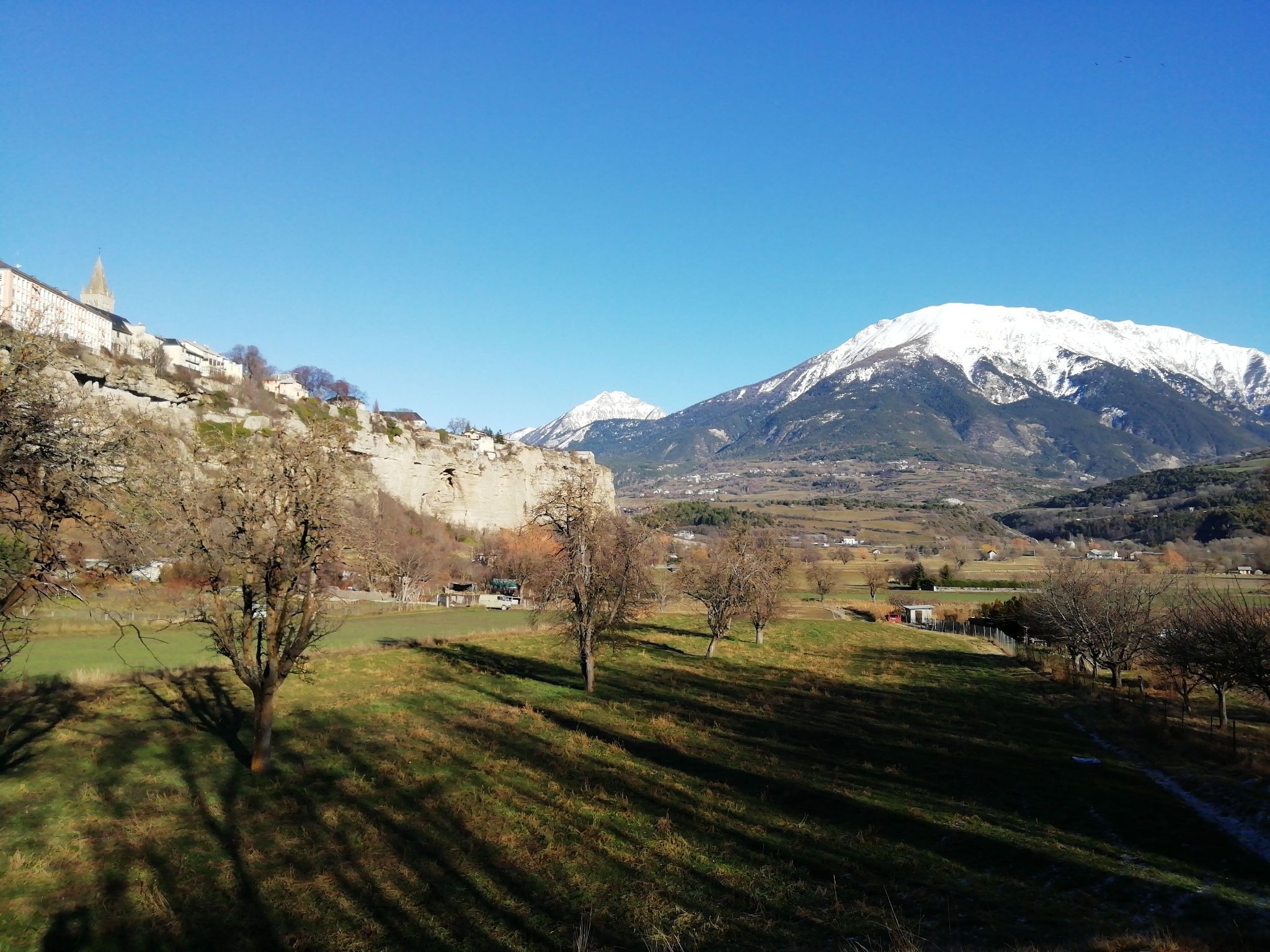 Randonnée Marche à EMBRUN EMBRUN de ville haute jusqu'au lac