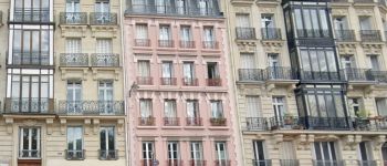 Point d'intérêt Paris - un des rares immeubles roses de Paris - Photo