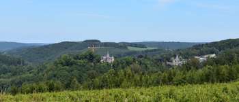Point d'intérêt Saint-Hubert - Vue vers la vallée de la Lomme, Mirwart et son château - Photo
