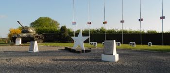 Point d'intérêt Momignies - stèle en mémoire de 12 soldats US - Photo