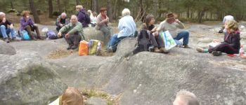 POI Fontainebleau - 03 - Le pique-nique, tous étalés sur une belle plate-forme rocheuse - Photo