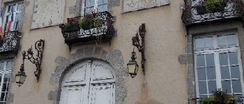 POI Mayenne - Cadran solaire sur la façade de la mairie - Photo