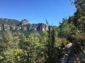 Tour Wandern Mostuéjouls - Causse de Sauveterre - Villages semi-troglodytes de St Marcellin et des Eglazines. - Photo