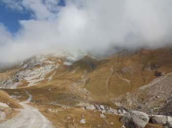 Excursión Senderismo Savièse - Une cabane dans les rochers - Photo