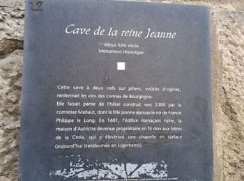 Trail Walking Arbois - Arbois Église Saint Just / Chapelle Notre Dame de l'Ermitage/ Cascade des Tufs/ Les Planches près d'Arbois / Cirque du Fer à Cheval / Belvédère de la Châtelaine/ La Roche du Feu/ Meslay/ Arbois  - Photo