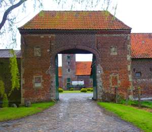 Trail On foot Celles - Château de Quesnoy Walking Tour - Photo