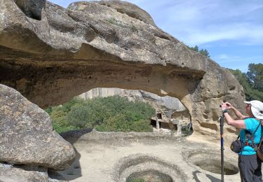 Randonnée Marche Lamanon - grottes de cales - Photo