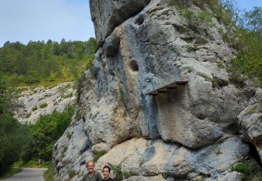 Tour Wandern Saint-Geniez - 230629 Pierre écrite falaise de Gache - Photo