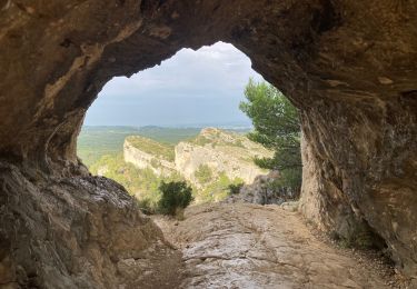 Trail Walking Saint-Rémy-de-Provence - Gaussier, Peiroou et les 2 trous - Photo