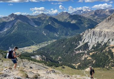 Excursión Senderismo Névache - L'Aiguille rouge et Lac Chavillon : Panorama sur la vallée de la Clarée - Photo