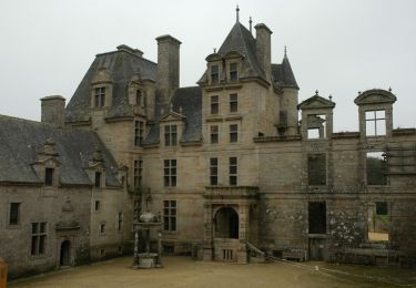 Tour Wandern Plounévez-Lochrist - De Saint Vougay à la Basilique ND de Kérizinen par le château de Kerjean - Photo