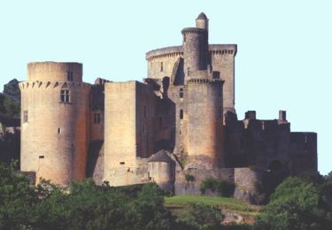 Randonnée Cheval Fumel - Du château de Fumel au château de Bonaguil - Pays de la vallée du Lot - Photo