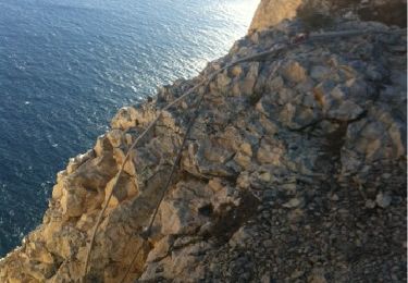 Trail Walking La Ciotat - semaphore du bec de l aigle la grotte des emigrés - Photo